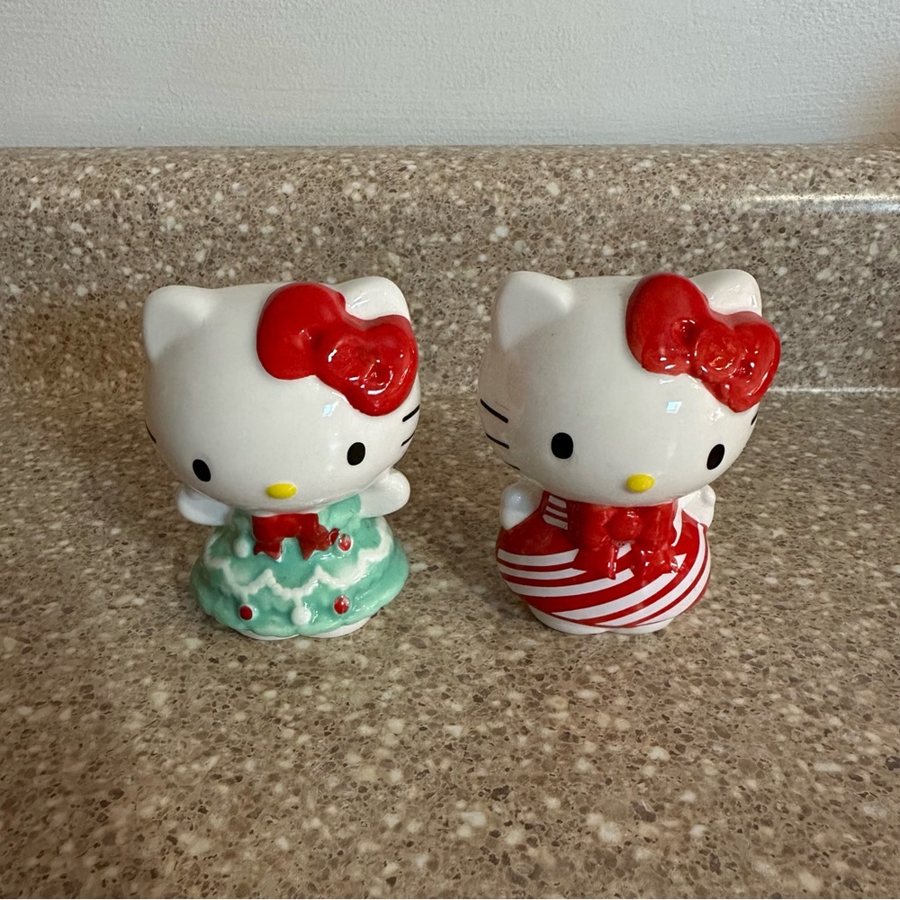 Hello kitty Christmas salt & pepper shakers
